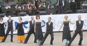 Alė ir Kęstutis Deksniai (trečia pora iš kairės) bei Inga ir Eugenijus Žinkai (pora dešinėje). Asmeninio albumo nuotr.