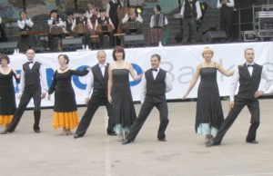 Alė ir Kęstutis Deksniai (trečia pora iš kairės) bei Inga ir Eugenijus Žinkai (pora dešinėje). Asmeninio albumo nuotr.