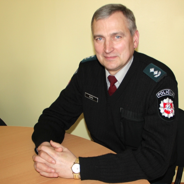 Rajono policijos viršininkas Eugenijus Šopis: „Po vasaros atsipalaidavusiems vairuotojams reikia pasikartoti eismo taisykles.“ A. Minkevičienės nuotr. Rajono policijos viršininkas Eugenijus Šopis: „Po vasaros atsipalaidavusiems vairuotojams reikia pasikartoti eismo taisykles.“ A. Minkevičienės nuotr.