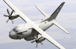 Virš miesto pavojingai planiravęs karinis lėktuvas sukėlė paniką Galingas lėktuvas virš namų skrido taip žemai ir darė tokius pavojingus viražus