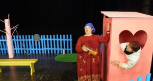 Ciocę Lionę (kairėje) vaidina aktorė Nijolė Čirūnienė