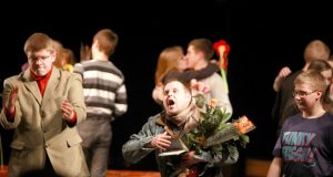 Režisieriaus J.Krisiūno (centre) spektakliui „Emigrantai“ abejingų nebuvo.