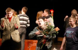 Režisieriaus J.Krisiūno (centre) spektakliui „Emigrantai“ abejingų nebuvo.