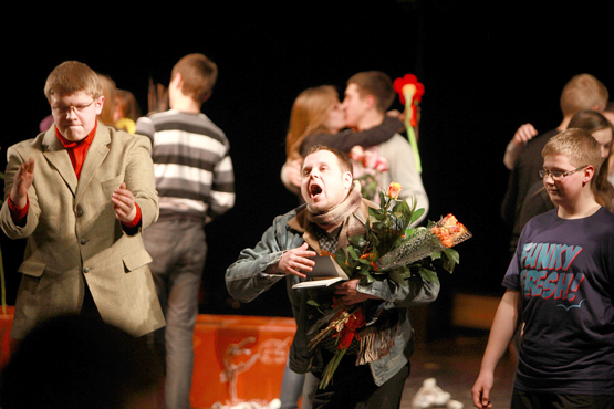 Režisieriaus J.Krisiūno (centre) spektakliui „Emigrantai“ abejingų nebuvo.