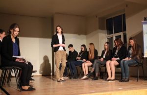 Tradicijos išsaugotos: abiturientų spektaklis „Gyvenimas be taisyklių“ Spektaklio „Gyvenimas be taisyklių“ akimirka.