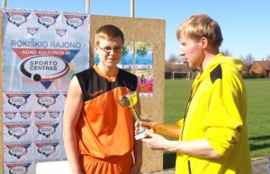 Ilgų metimų festivalyje – jaunųjų sportininkų rekordai Mantas Pitrėnas pademonstravo svarų rezultatą disko metimo sektoriuje ir pelnė geriausio rajono metiko taurę. L.Dūdaitės nuotr.