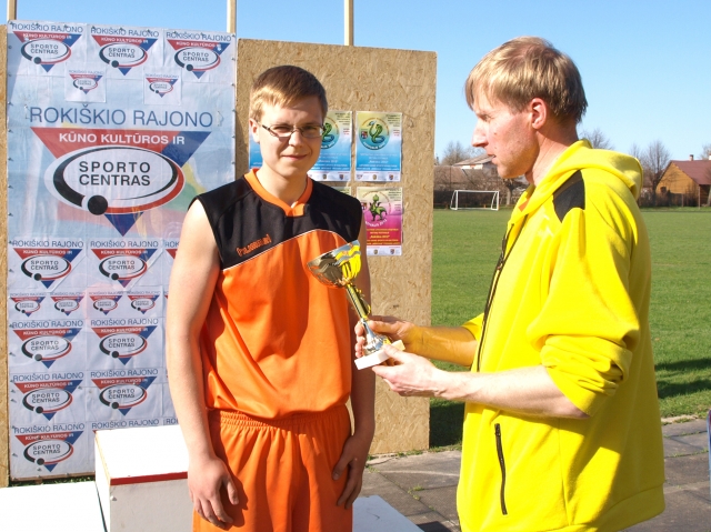 Mantas Pitrėnas pademonstravo svarų rezultatą disko metimo sektoriuje ir pelnė geriausio rajono metiko taurę. L.Dūdaitės nuotr. Mantas Pitrėnas pademonstravo svarų rezultatą disko metimo sektoriuje ir pelnė geriausio rajono metiko taurę. L.Dūdaitės nuotr.