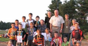 Rajono vicemeras Albinas Urbonas įsiamžino su dviračių kroso prizininkais. R.Kišūno nuotr.