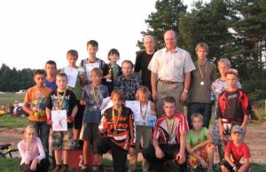 Dviračių krose – svečiai iš Latvijos Rajono vicemeras Albinas Urbonas įsiamžino su dviračių kroso prizininkais. R.Kišūno nuotr.