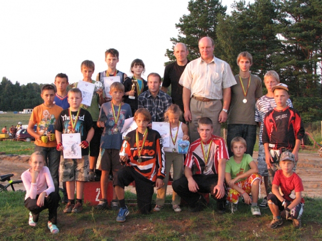 Rajono vicemeras Albinas Urbonas įsiamžino su dviračių kroso prizininkais. R.Kišūno nuotr. Rajono vicemeras Albinas Urbonas įsiamžino su dviračių kroso prizininkais. R.Kišūno nuotr.