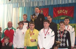 Apdovanojimų akimirka.