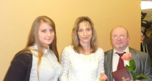 Kūno kultūros ir sporto departamento apdovanojimų ceremonijoje sambo imtynininkę A.Šlapelytę (kairėje) bei jos trenerę G.Čečienę sveikino ir Lietuvos sambo federacijos prezidentas Eduardas Rudas. G.Čečienės archyvo nuotr.