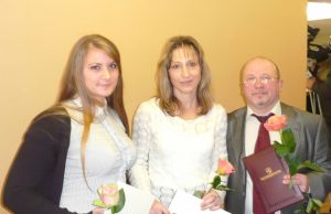 Rokiškėnėms – Prezidentės sveikinimai Kūno kultūros ir sporto departamento apdovanojimų ceremonijoje sambo imtynininkę A.Šlapelytę (kairėje) bei jos trenerę G.Čečienę sveikino ir Lietuvos sambo federacijos prezidentas Eduardas Rudas. G.Čečienės archyvo nuotr.