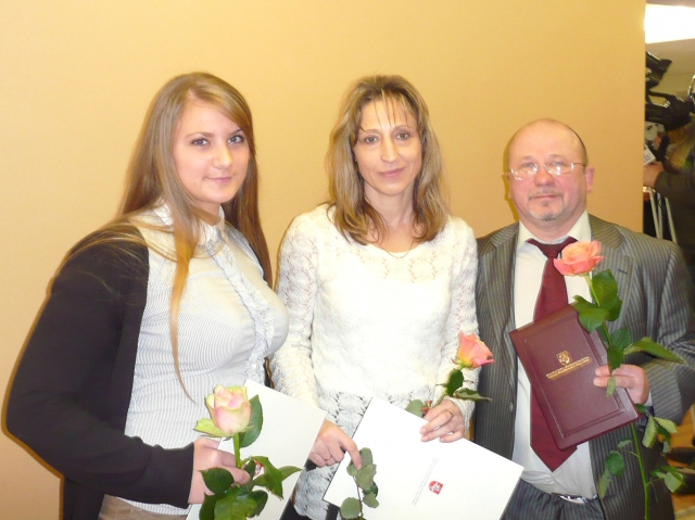 Kūno kultūros ir sporto departamento apdovanojimų ceremonijoje sambo imtynininkę A.Šlapelytę (kairėje) bei jos trenerę G.Čečienę sveikino ir Lietuvos sambo federacijos prezidentas Eduardas Rudas. G.Čečienės archyvo nuotr.