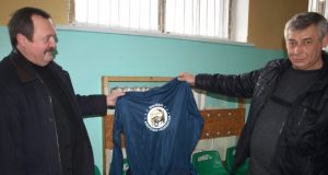 Sporto entuziasto Romo Kundelio (kairėje) ir rajono Krepšinio federacijos prezidento V.Gaučio rankose – džemperis su federacijos herbu. L.Dūdaitės nuotr.