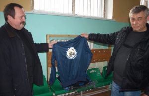 Rokiškėnus krepšininkus išlydėjo su dovanomis Sporto entuziasto Romo Kundelio (kairėje) ir rajono Krepšinio federacijos prezidento V.Gaučio rankose – džemperis su federacijos herbu. L.Dūdaitės nuotr.