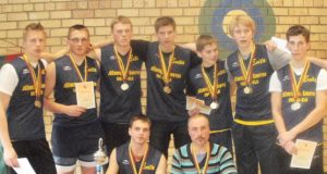 Jūžintų J.Otto Širvydo vidurinės mokyklos svarsčių kilnotojai – šalies čempionai. A.Tervydavičiaus asmeninio archyvo nuotr.