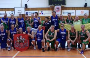 Mažojo finalo dalyvių – lietuvių ir italų bendra nuotrauka. Gintaras Kravčenka stovi ketvirtas iš dešinės. Šalia jo italas