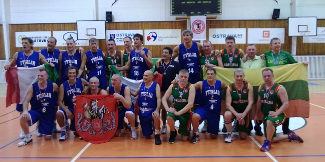 Mažojo finalo dalyvių – lietuvių ir italų bendra nuotrauka. Gintaras Kravčenka stovi ketvirtas iš dešinės. Šalia jo italas Mažojo finalo dalyvių – lietuvių ir italų bendra nuotrauka. Gintaras Kravčenka stovi ketvirtas iš dešinės. Šalia jo italas