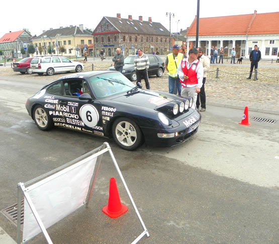 Rokiškėnų dėmesį traukė lenktyninis „Porsche“ automobilis. R.Kilkaus nuotr.