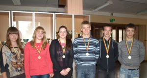 ''Romuvos'' gimnazijos šauliai G.Petrušonytė (iš kairės)