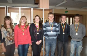 Rokiškėnų šaulių pergalės ''Romuvos'' gimnazijos šauliai G.Petrušonytė (iš kairės)