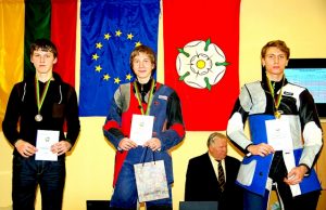 Rokiškėnai šauliai – šalies čempionato prizininkai Edvinas Deksnys (kairėje) pasidabino šalies čempionato sidabro medaliu. G.Kublicko nuotr.