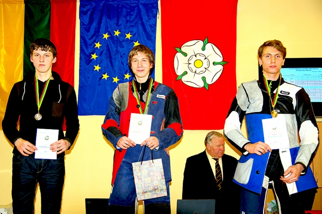 Edvinas Deksnys (kairėje) pasidabino šalies čempionato sidabro medaliu. G.Kublicko nuotr.