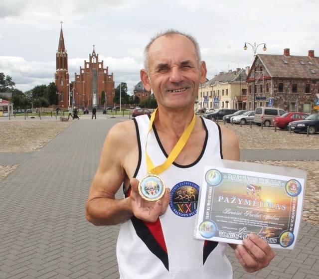 Kraštietis Bronius Saulis dar nepraleido nė vieno „Baltijos kelio“ bėgimo. N. Byčkovskio nuotr.