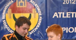 Lietuvos jaunučių moksleivių čempionato prizininkai K.Balčiūnas ir S.Aleksiejus. Rajono Sunkiosios atletikos klubo archyvo nuotr.