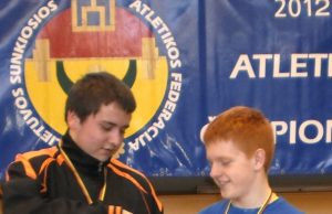 Lietuvos jaunučių moksleivių čempionato prizininkai K.Balčiūnas ir S.Aleksiejus. Rajono Sunkiosios atletikos klubo archyvo nuotr.