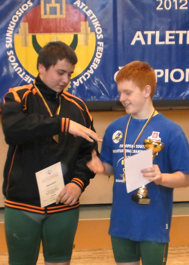 Lietuvos jaunučių moksleivių čempionato prizininkai K.Balčiūnas ir S.Aleksiejus. Rajono Sunkiosios atletikos klubo archyvo nuotr.