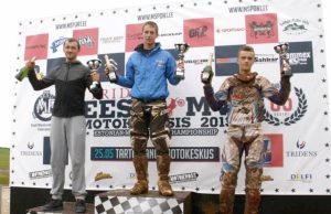 Rokiškėno sidabras Apdovanojimų ceremonija: Marius Stasiškis (pirmas iš kairės) kelia antrosios vietos taurę. M.Stasiškio archyvo nuotr.