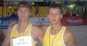 I.Žeronas (kairėje) ir R.Narbutas laimėjo Lietuvos paplūdimio tinklinio mėgėjų čempionato bronzos medalius. S.Mekšėno nuotr.