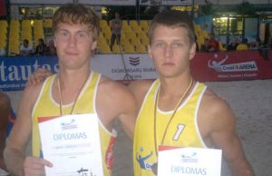 I.Žeronas (kairėje) ir R.Narbutas laimėjo Lietuvos paplūdimio tinklinio mėgėjų čempionato bronzos medalius. S.Mekšėno nuotr.