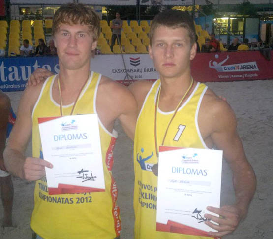 I.Žeronas (kairėje) ir R.Narbutas laimėjo Lietuvos paplūdimio tinklinio mėgėjų čempionato bronzos medalius. S.Mekšėno nuotr.