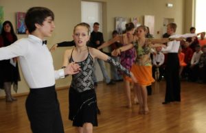 Sportinių šokių konkurso akimirka. Varžosi Lotynų Amerikos šokių poros. L.Dūdaitės nuotr.