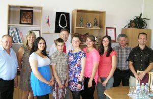 Po susitikimo rajono meras įsiamžino su rajoną garsinusiais sportininkais bei jų treneriais. Rajono savivaldybės archyvo nuotr.