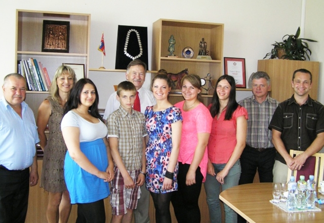 Po susitikimo rajono meras įsiamžino su rajoną garsinusiais sportininkais bei jų treneriais. Rajono savivaldybės archyvo nuotr. Po susitikimo rajono meras įsiamžino su rajoną garsinusiais sportininkais bei jų treneriais. Rajono savivaldybės archyvo nuotr.