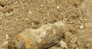 Rokiškio Aušros gatvėje  rastas 76 mm artilerijos sviedinys. N.Byčkovskio nuotr.