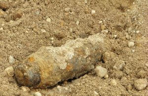 Rasti artilerijos sviedinys ir minosvaidžio mina Rokiškio Aušros gatvėje rastas 76 mm artilerijos sviedinys. N.Byčkovskio nuotr.