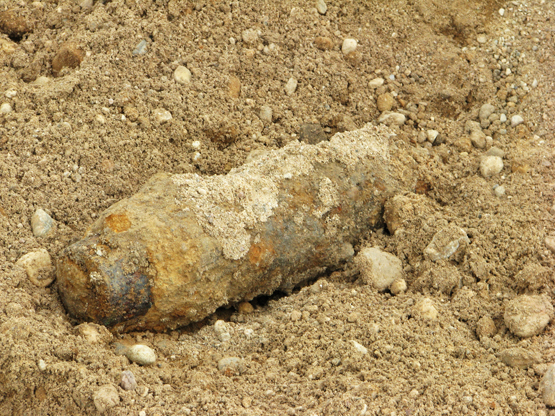 Rokiškio Aušros gatvėje  rastas 76 mm artilerijos sviedinys. N.Byčkovskio nuotr.