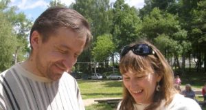 Igoris ir Loreta Skripkos sraiges kirto šypsodamiesi. Autorės nuotr.