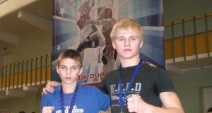 Rokiškėnai kovotojai D.Skruodys (iš kairės) ir T.Švedarauskas su iškovotais medaliais. „Tornado“ klubo archyvo nuotr.