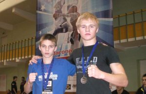 Rokiškėnai kovotojai D.Skruodys (iš kairės) ir T.Švedarauskas su iškovotais medaliais. „Tornado“ klubo archyvo nuotr.