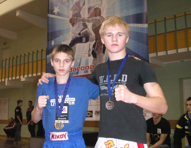 Rokiškėnai kovotojai D.Skruodys (iš kairės) ir T.Švedarauskas su iškovotais medaliais. „Tornado“ klubo archyvo nuotr.