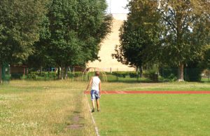 „Romuvos“ gimnazijos stadionas griūna nesulaukęs pabaigtuvių “Romuvos” stadione praeiviai mina takus. L.Dūdaitės nuotr.