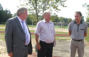 Pandėlio stadiono trūkumus aptarė rajono meras V.Kanopa (iš kairės)