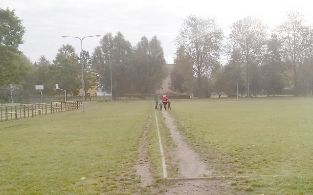 Milijono vertės rekonstruotu stadionu rokiškėnai kasdien mina taką iš mikrorajono daugiabučių į vaikų darželius.L. Dūdaitės nuotr.