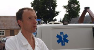 Greitosios pagalbos medikas Egidijus Staigis prisiėmė atsakomybę ir aikštėje gulėjusį neblaivų vyriškį nuvežė į namus.